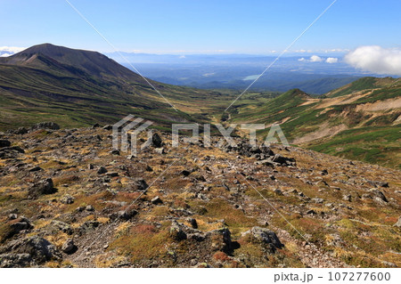 秋の北海道大雪山 標高北海道二位 北鎮岳より見た標高一位 旭岳と裾合平 秋の北海道大雪山 標高北海道二位 北鎮岳より見た標高一位 旭岳と裾合平 107277600