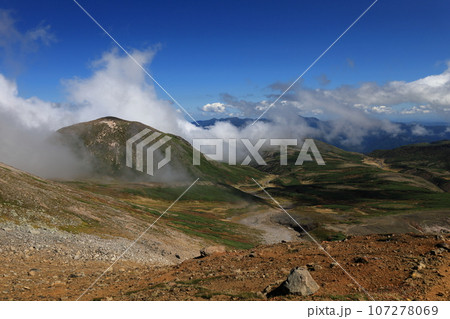 秋の北海道大雪山　標高北海道二位　北鎮岳より見た黒岳　凌雲岳方面 107278069
