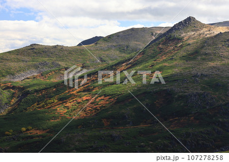 秋の北海道 大雪山 黒岳石室付近より 烏帽子岳を望む 秋の北海道 大雪山 黒岳石室付近より 烏帽子岳を望む 107278258