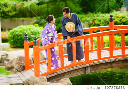 和装で旅行するシニア夫婦 107278838