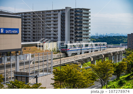 大阪モノレール彩都線　彩都西駅を出発する列車 107278974
