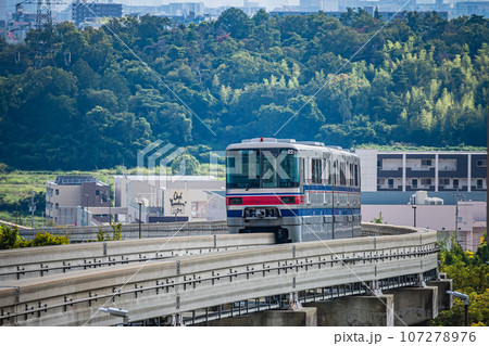 大阪モノレール彩都線　万博記念公園駅へ向かう列車 107278976