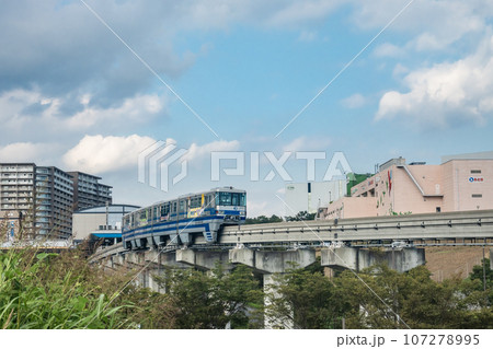 大阪モノレール彩都線　彩都西駅へ到着した列車 107278995