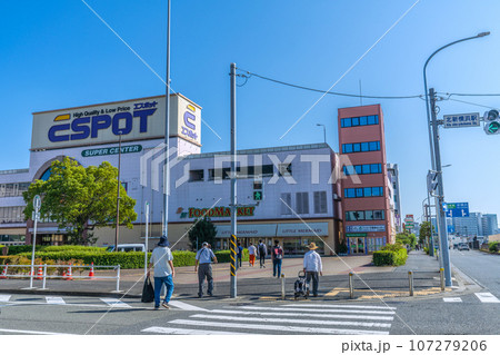 日本の東京都市景観 地下鉄 北新横浜駅前のエスポットなどを望む 107279206