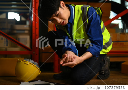 Male worker with bleeding blood from the cut finger wound. Industrial accident concept 107279528