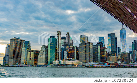 ブルックリンより望むマンハッタンの夕焼け(ニューヨーク) 107280324