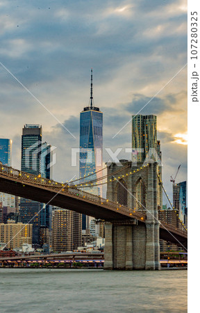 ブルックリンより望むマンハッタンの夕焼け(ニューヨーク) 107280325