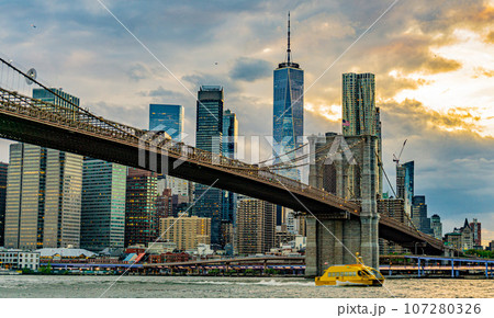 ブルックリンより望むマンハッタンの夕焼け(ニューヨーク) 107280326