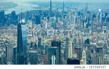 ニューヨークの摩天楼を望む空撮 107280327