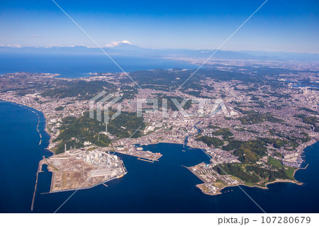 上空より富士山と三浦半島を望む 上空より富士山と三浦半島を望む 107280679