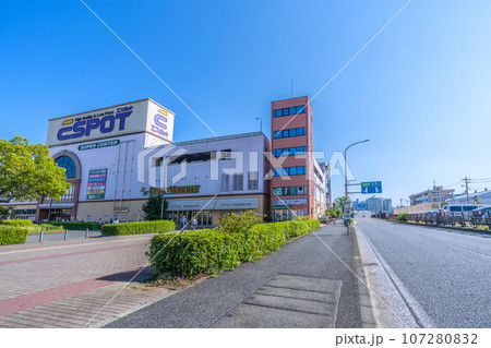 日本の東京都市景観 地下鉄 北新横浜駅前のエスポットなどを望む 日本の東京都市景観 地下鉄 北新横浜駅前のエスポットなどを望む 107280832