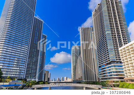 東京　中央区 勝どきの都市風景　立ち並ぶタワーマンション 107280846