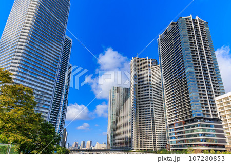 東京　中央区 勝どきの都市風景　立ち並ぶタワーマンション 107280853