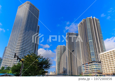 東京 中央区 勝どきの都市風景 立ち並ぶタワーマンション 東京 中央区 勝どきの都市風景 立ち並ぶタワーマンション 107280856