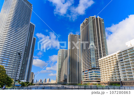 東京　中央区 勝どきの都市風景　立ち並ぶタワーマンション 107280863