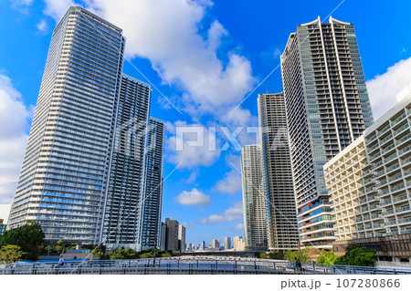 東京　中央区 勝どきの都市風景　立ち並ぶタワーマンション 107280866