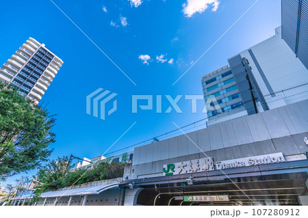 日本の東京都市景観 大塚駅やタワーマンションなどを望む 日本の東京都市景観 大塚駅やタワーマンションなどを望む 107280912