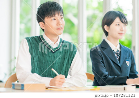 明るい教室で授業を受ける高校生 明るい教室で授業を受ける高校生 107281323