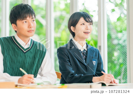 明るい教室で授業を受ける高校生　 107281324