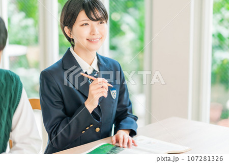 明るい教室で授業を受ける高校生 明るい教室で授業を受ける高校生 107281326