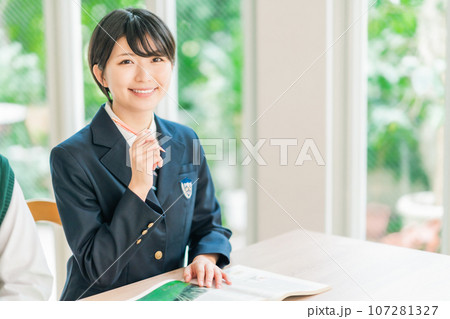 明るい教室で授業を受ける高校生 明るい教室で授業を受ける高校生 107281327