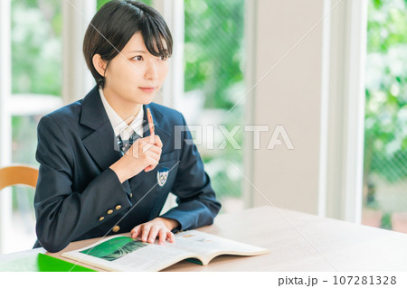 真面目に授業を聞く女子高生 107281328