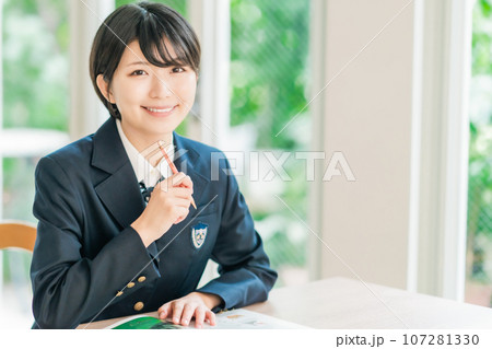 資料を広げて微笑む女子高生 107281330