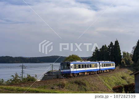 七尾湾と能登島を眺めながら走るのと鉄道の列車 107282539