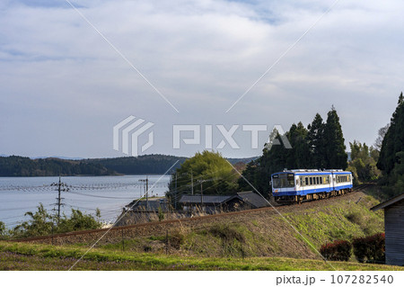 七尾湾と能登島を眺めながら走るのと鉄道の列車 107282540