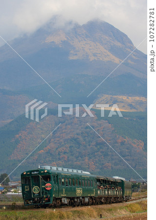 由布岳を背景に走る「TORO-Q（トロッコ列車）」（JR九州） 107282781