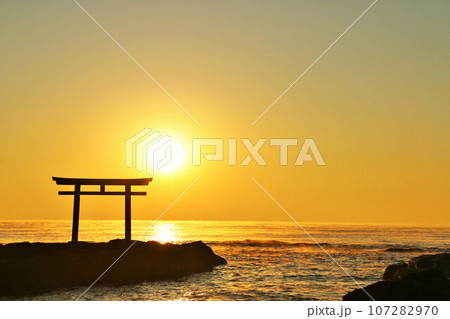 茨城県　大洗磯前神社からの初日の出 107282970