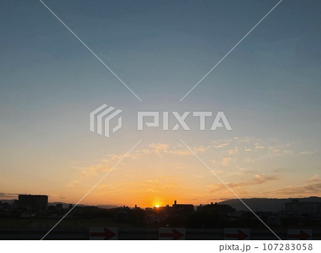 早朝の朝日 107283058