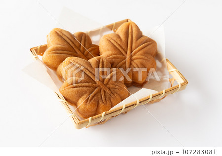 六つ目籠に盛られたもみじ饅頭 107283081