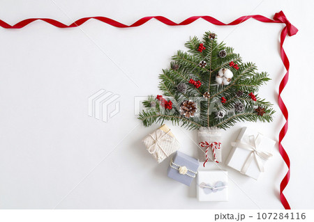 赤いリボンフレーム　クリスマスツリーとギフトボックスのイメージ　白背景 107284116