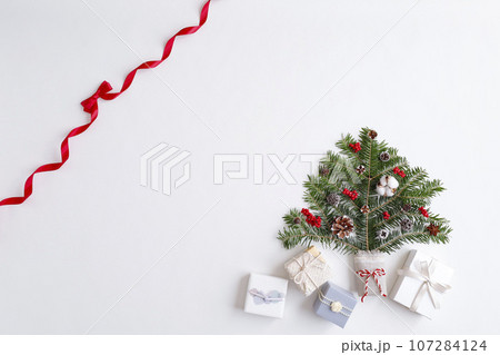 赤いリボンフレーム クリスマスツリーとギフトボックスのイメージ 白背景 赤いリボンフレーム クリスマスツリーとギフトボックスのイメージ 白背景 107284124