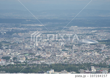 藻岩山山頂展望台から見る札幌のビル街と札幌ドーム 107284157
