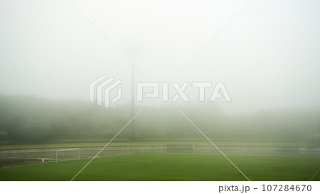 濃霧に包まれるサッカー場(静岡県裾野市) 濃霧に包まれるサッカー場(静岡県裾野市) 107284670