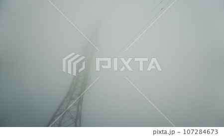 濃霧に包まれて上部が見えない鉄塔(静岡県裾野市) 濃霧に包まれて上部が見えない鉄塔(静岡県裾野市) 107284673