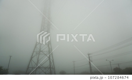 濃霧に包まれて上部が見えない鉄塔(静岡県裾野市) 濃霧に包まれて上部が見えない鉄塔(静岡県裾野市) 107284674