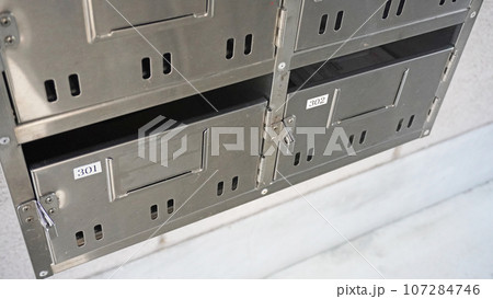 アパートに設置された集合ポスト 107284746