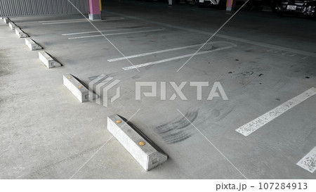 駐車場の風景（立体駐車場のスペースに付いたタイヤ痕） 107284913