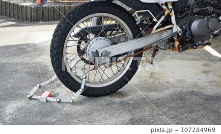 駐輪場の風景（盗難防止ロックをしたバイク） 107284969