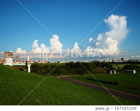 夏の青い空と白い雲のある風景 夏の青い空と白い雲のある風景 107285209