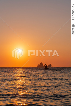 （静岡県）西伊豆・大田子海岸の夕陽　メガネッチョ 107285347