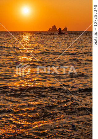 （静岡県）西伊豆・大田子海岸の夕陽　メガネッチョ 107285348