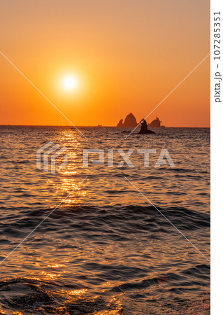 (静岡県)西伊豆・大田子海岸の夕陽 メガネッチョ (静岡県)西伊豆・大田子海岸の夕陽 メガネッチョ 107285351