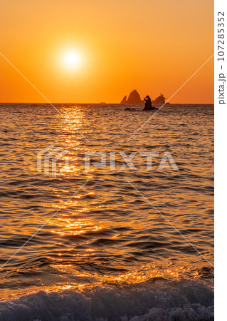 （静岡県）西伊豆・大田子海岸の夕陽　メガネッチョ 107285352