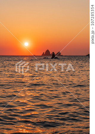 (静岡県)西伊豆・大田子海岸の夕陽 メガネッチョ (静岡県)西伊豆・大田子海岸の夕陽 メガネッチョ 107285354
