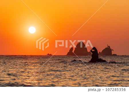 (静岡県)西伊豆・大田子海岸の夕陽 メガネッチョ (静岡県)西伊豆・大田子海岸の夕陽 メガネッチョ 107285356