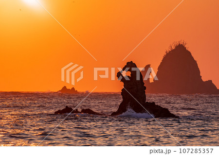 （静岡県）西伊豆・大田子海岸の夕陽　メガネッチョ 107285357